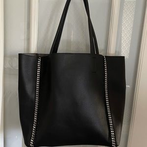 •• Black leather tote 👜 ••